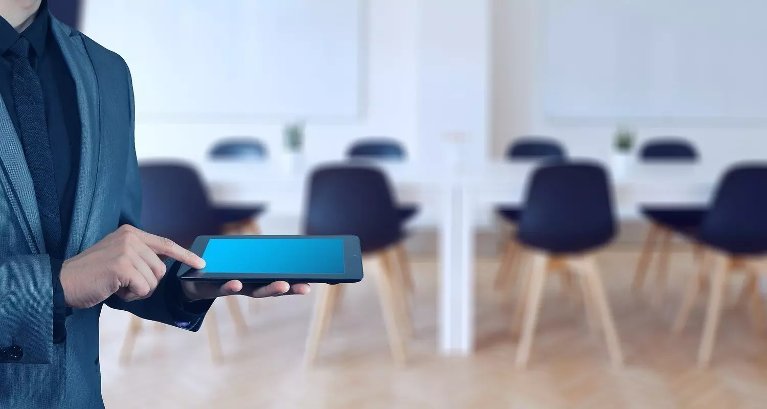 businessman-3087395_1920 crm