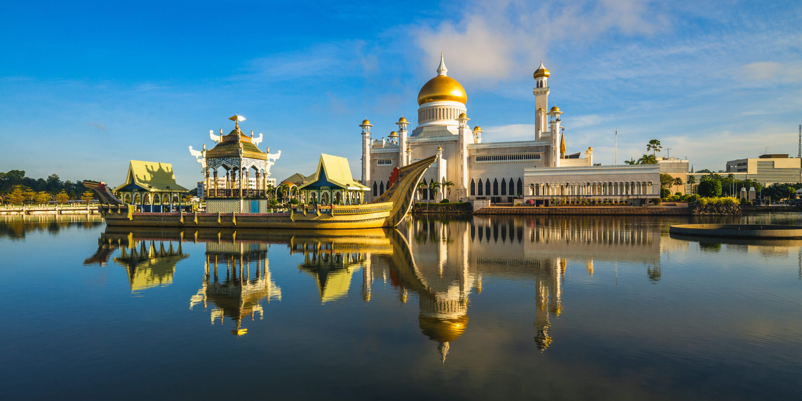 Omar Ali Saifuddien Mosque Located In Bandar Seri Begawan, Brunei Darussalam